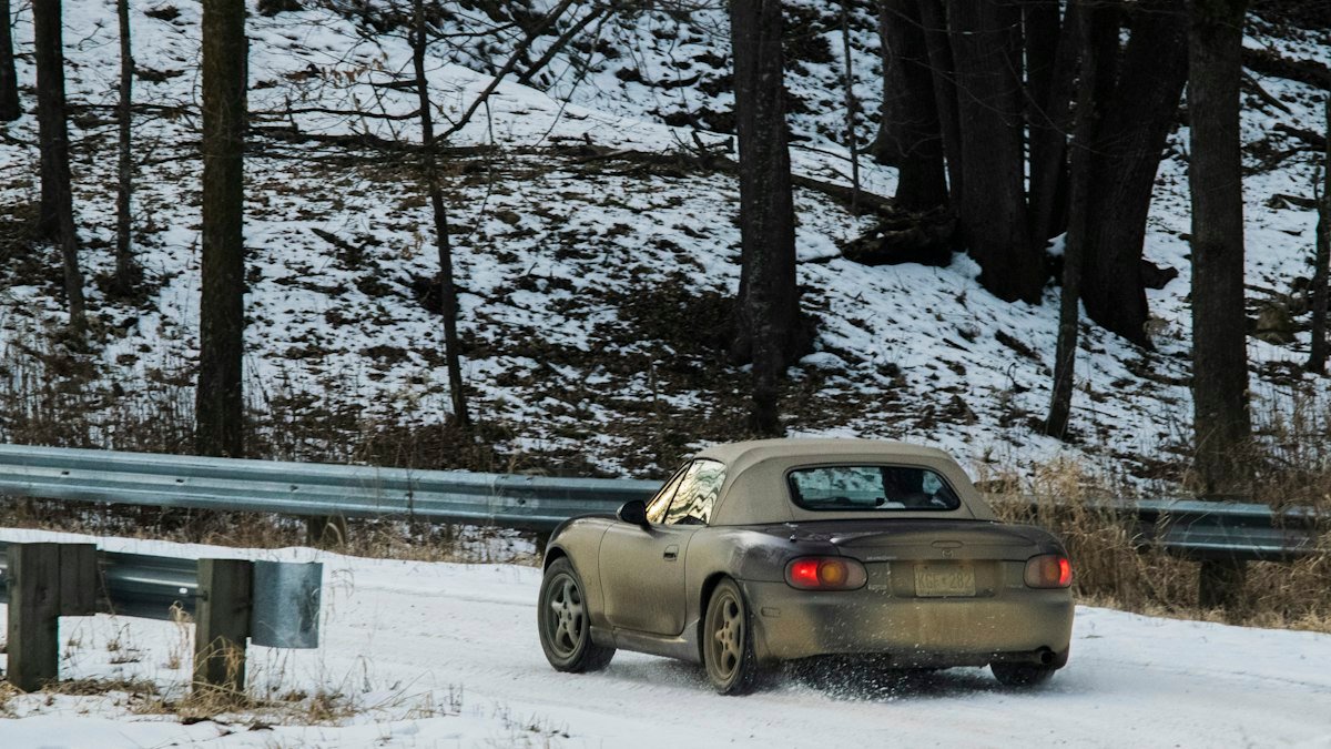 Kışın Cabrio Tente Açılır mı? Soğukta Kumaş, Arka Cam ve Mekanizma Riskleri