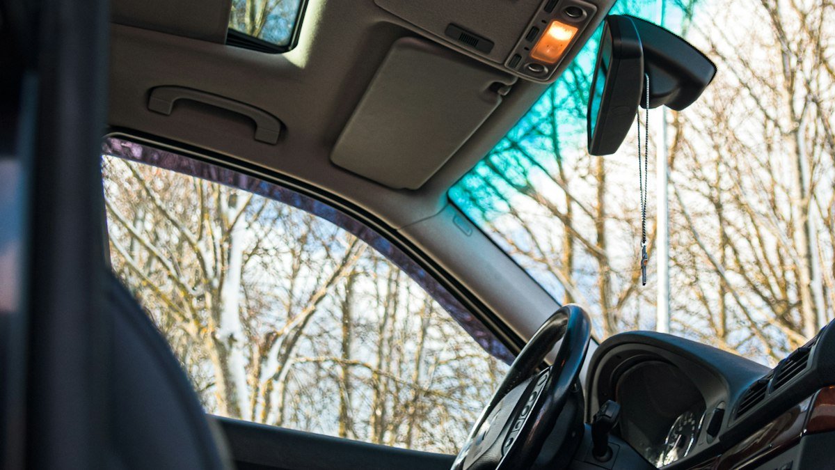 Tavan Döşemesinde Su Lekesi ve Sarkma: Sunroof Sızıntısından Sonra Döşeme Kurtarılır mı?